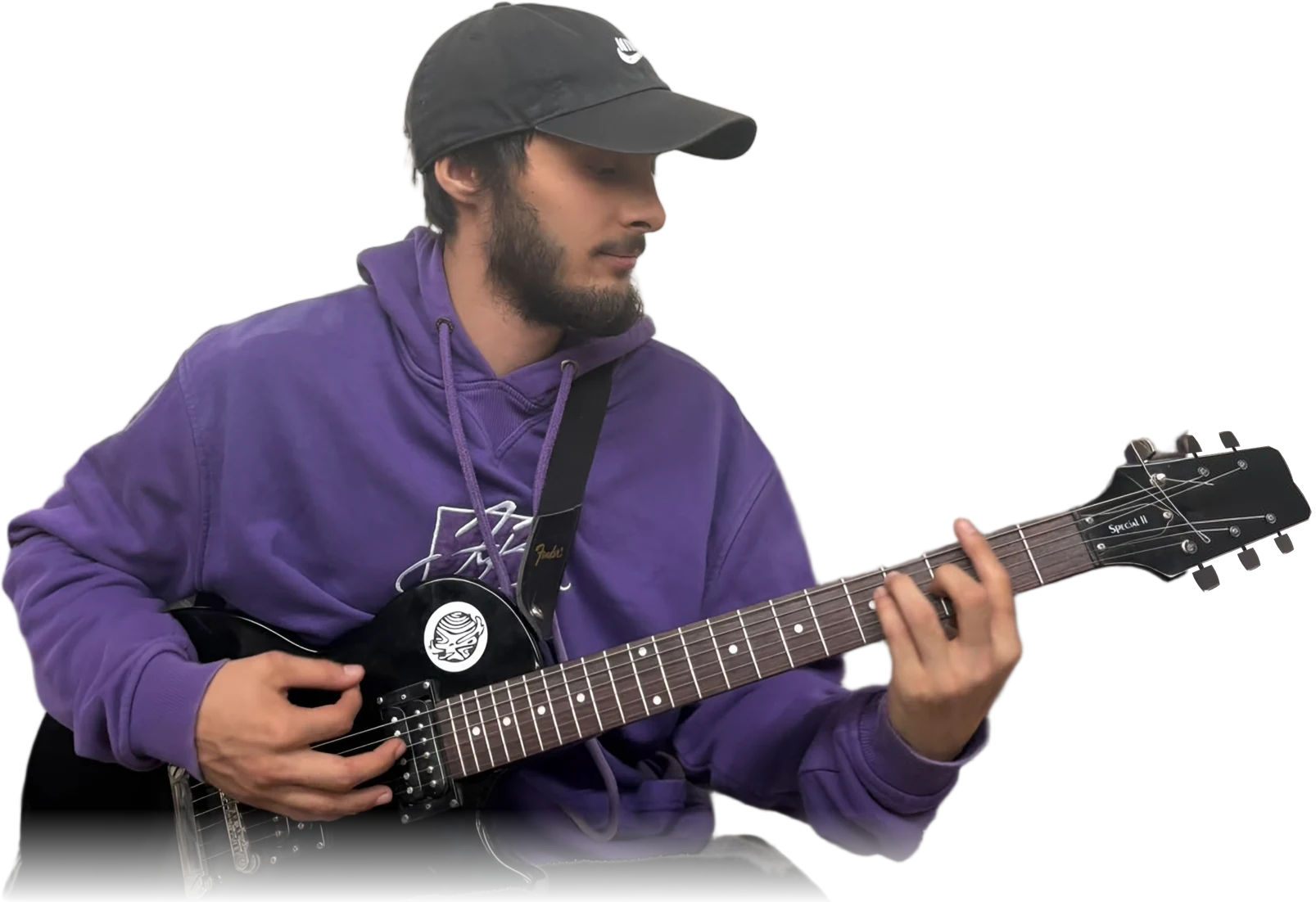 Arezki met zijn zwarte elektrische gitaar, paarse hoodie en zwarte pet.
